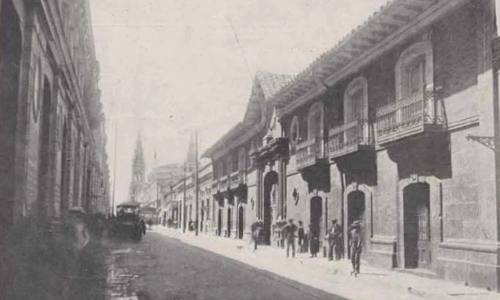 Foto antigua de la Casa Colorada.