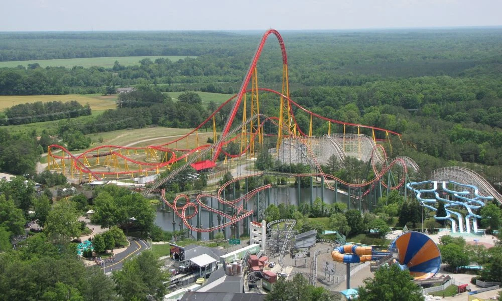 Vistas a la montaña rusa Intimidator 305.