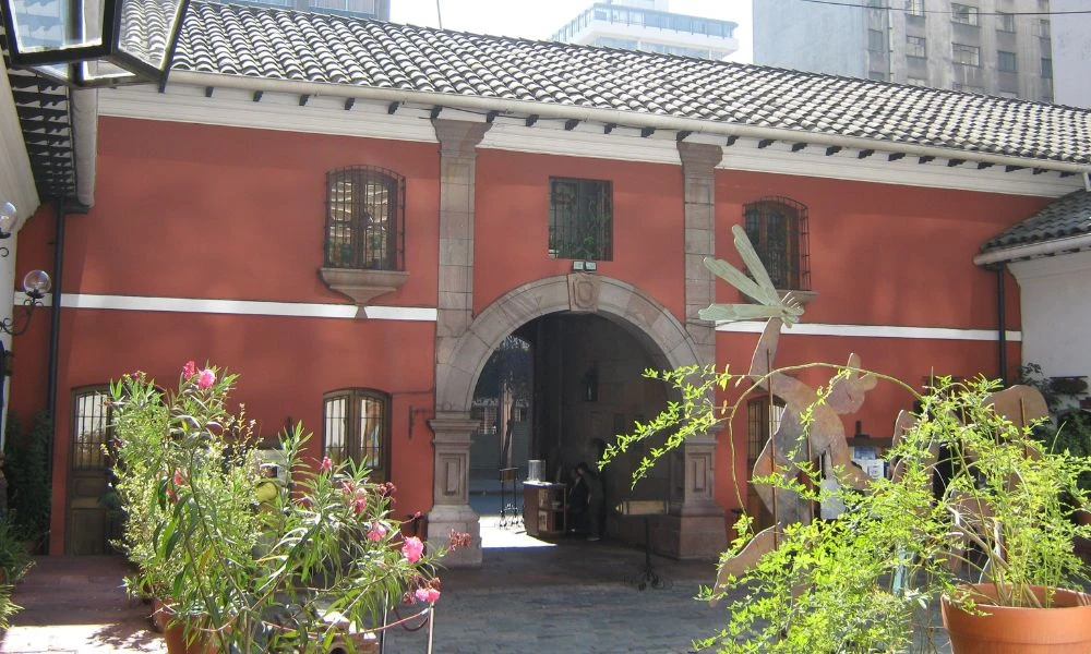 Fachada interna de la Casa Colorada.