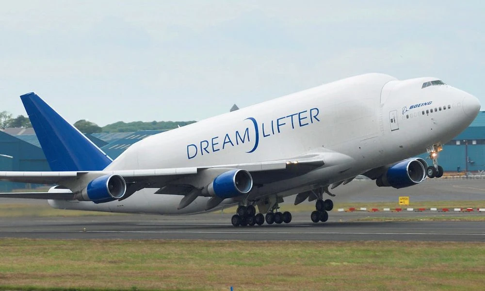 El avión Boeing Dreamlifter en despegue.