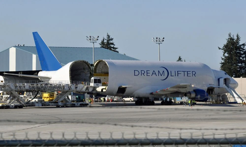 El avión Boeing Dreamlifter en plena carga.