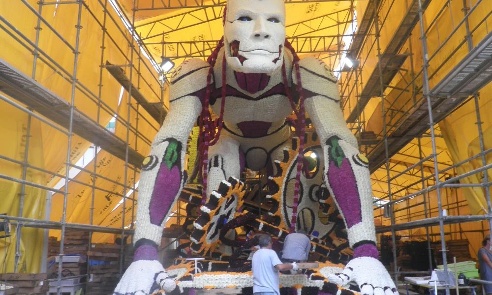 Escultura de la Batalla de Flores de Laredo.