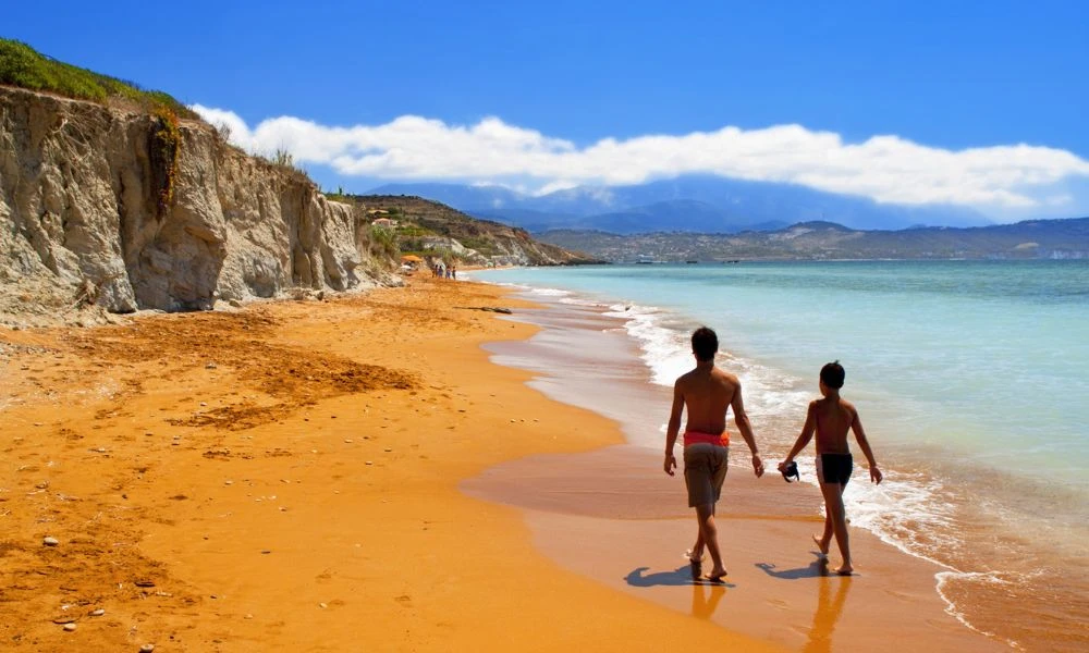 Turistas en Xi Beach.