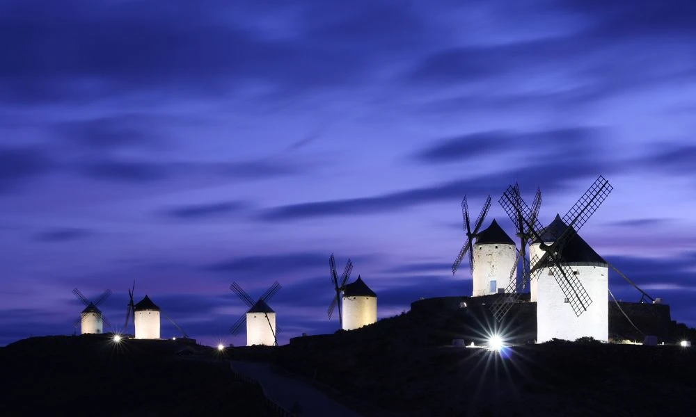 Molinos de Consuegra de noche.