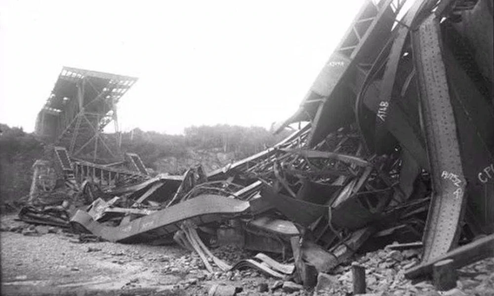 Uno de los colapsos del puente de Quebec.