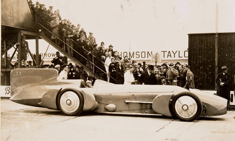 Malcolm Campbell en su auto.