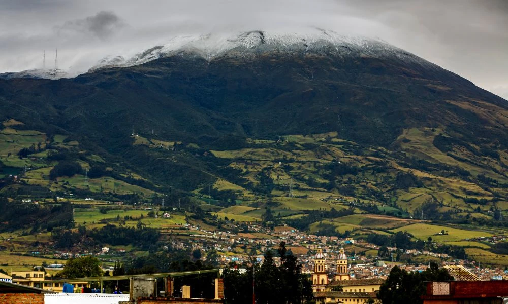 Ciudad bajo el volcán Galeras.