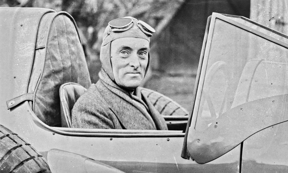 Malcolm Campbell al volante.