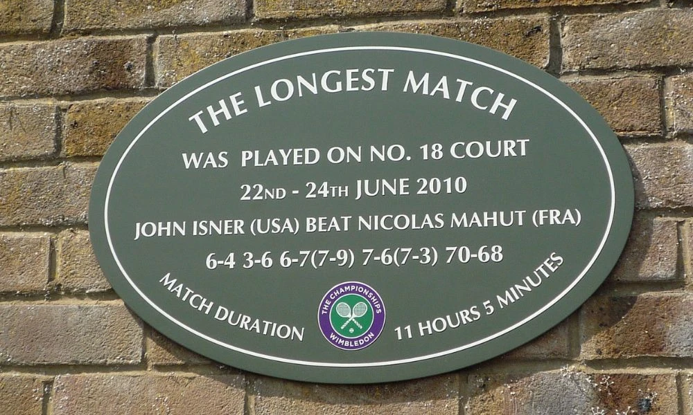 Placa en recuerdo del partido de tenis más largo de la historia.