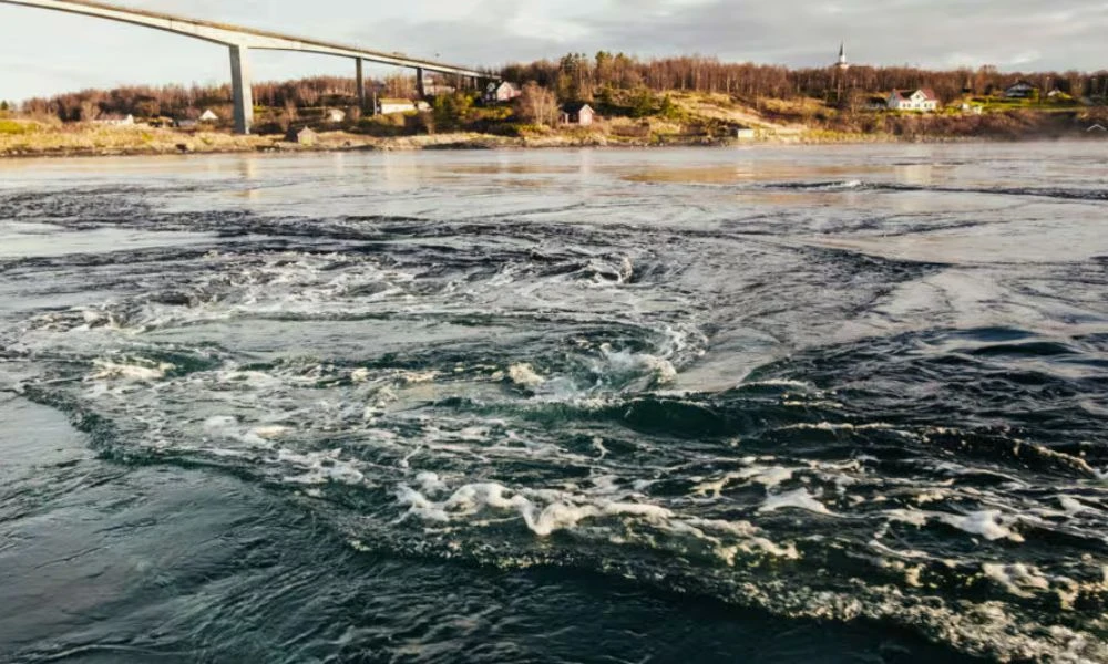Agua en el remolino más fuerte del mundo.