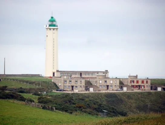 Cap d'Antifer: el increíble faro francés que sorprende con su altura focal de 128 metros y sus 54 kilómetros de alcance