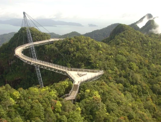 Langkawi Sky Bridge: el increíble puente peatonal de 125 metros que avanza entre los árboles de Malasia
