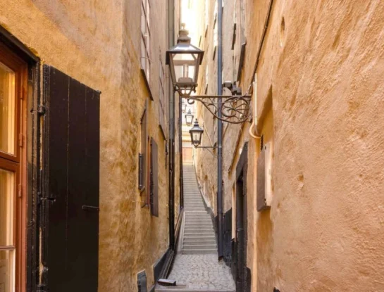 ¿Por qué Mårten Trotzigs Gränd es una de las calles más angostas del mundo y en qué país de Europa está?