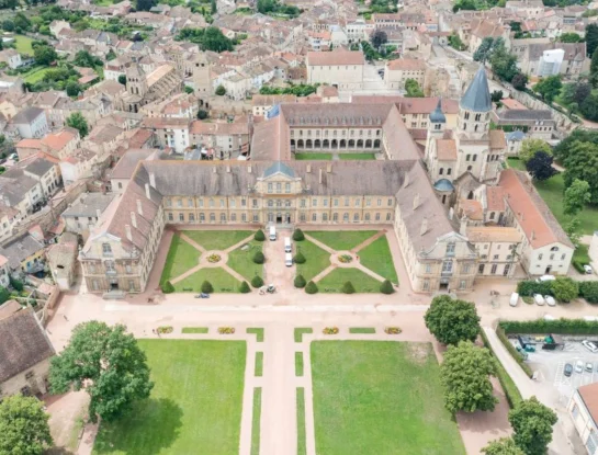 Abadía de Cluny, una histórica construcción de Francia que permanece en pie desde el año 909
