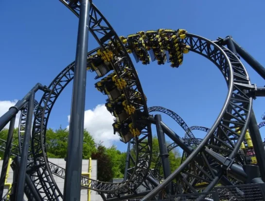 No apto para cardíacos: así es The Smiler, la montaña rusa de Europa que tiene 14 giros