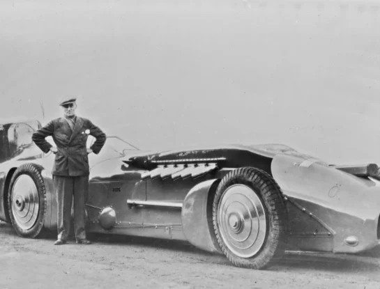 Malcolm Campbell, la historia del piloto experto que se convirtió en la primera persona en superar los 480 km/h en tierra