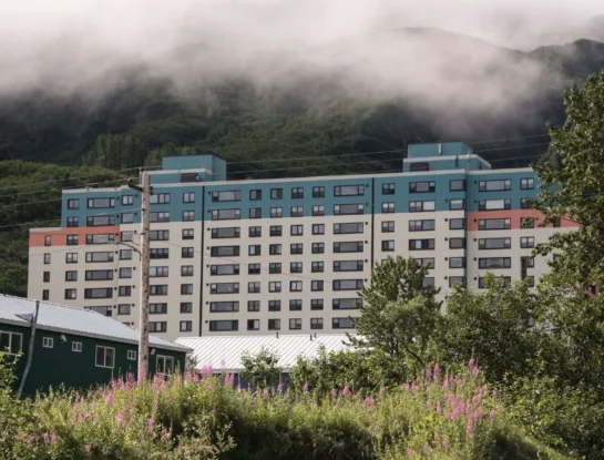 Todos bajo el mismo techo: Begich Towers, el extraño edificio donde viven los habitantes de Whittier, Estados Unidos