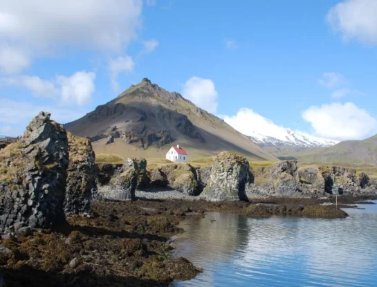 Arnarstapi, la historia del diminuto pueblo pesquero de Islandia donde solo conviven 60 vecinos