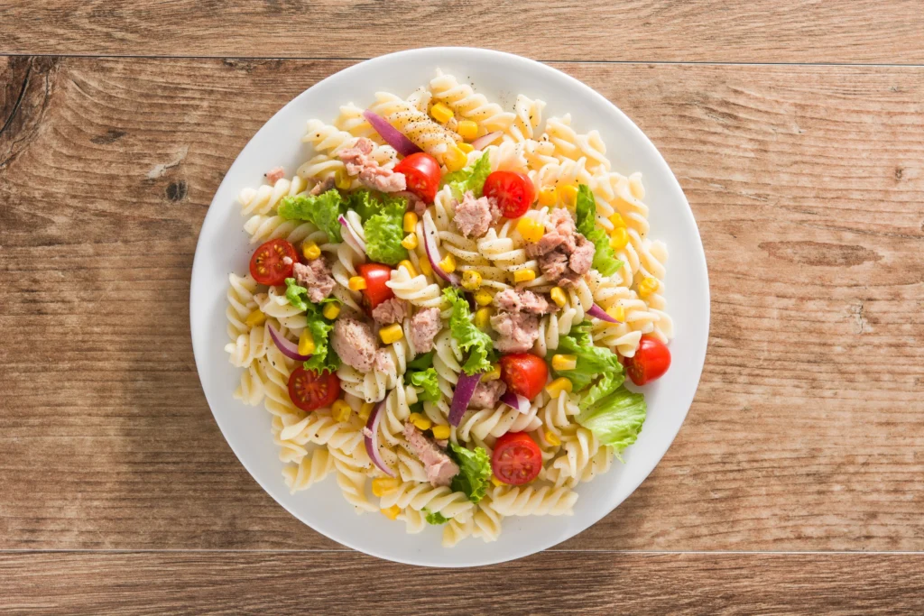 ensalada de pasta con atún y choclo