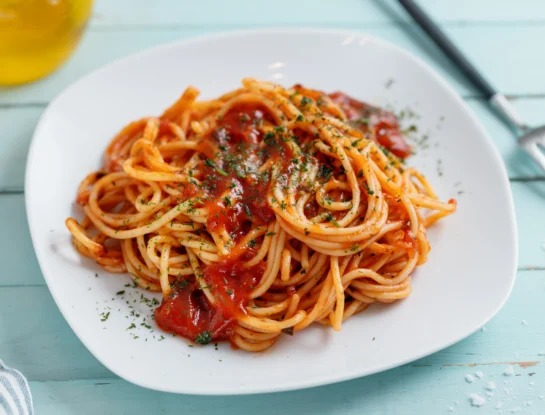 Vianda escolar para el jueves: fideos con salsa casera de tomate