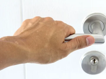 Qué significa revisar si quedó bien cerrada la puerta, según la psicología