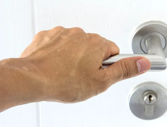 Qué significa revisar si quedó bien cerrada la puerta, según la psicología