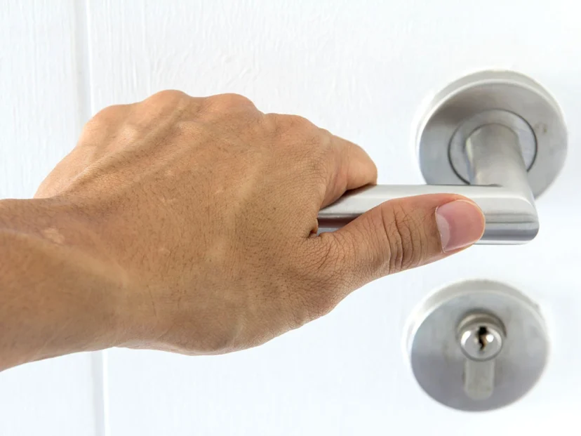 Qué significa revisar si quedó bien cerrada la puerta, según la psicología