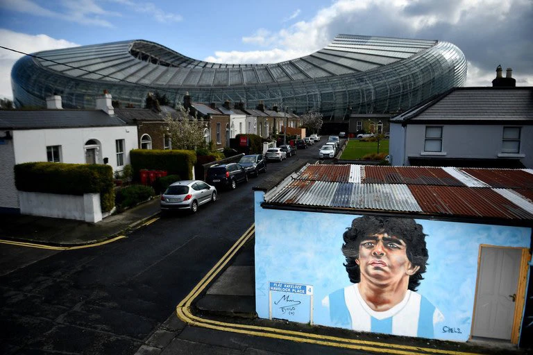 Irlanda: el sorprendente mural en honor a Maradona que recuerda su paso por esas tierras
