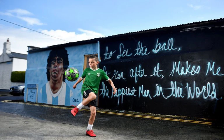 Irlanda: el sorprendente mural en honor a Maradona que recuerda su paso por esas tierras