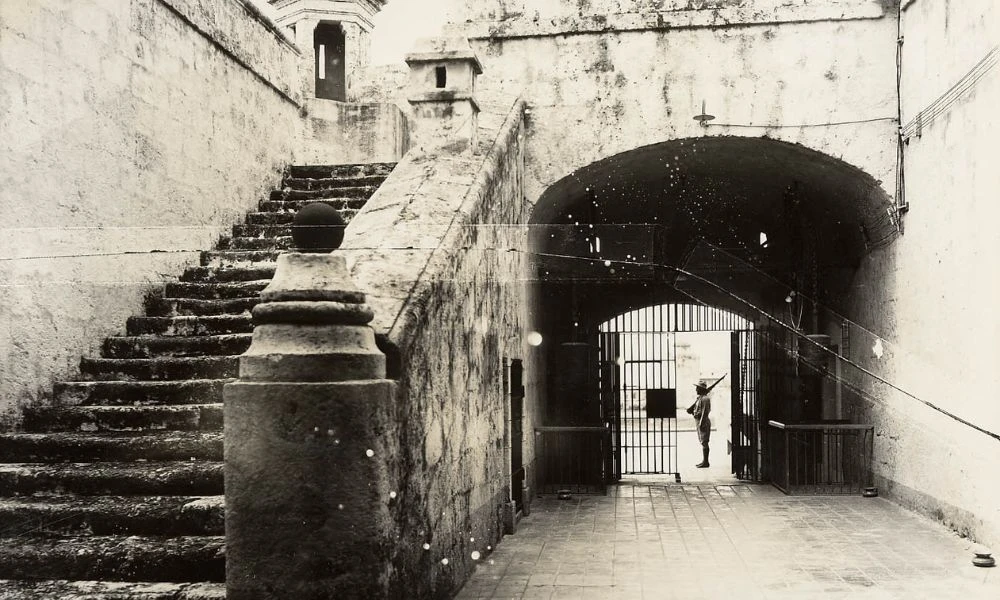 Foto antigua del Castillo de Atarés.