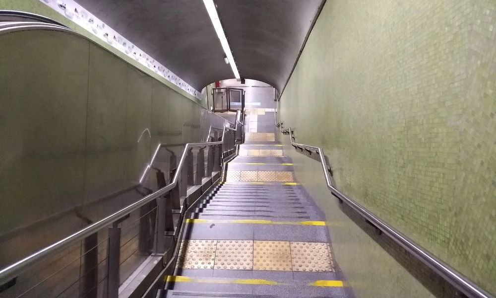 Escaleras de la estación de Subte más profunda de Buenos Aires.