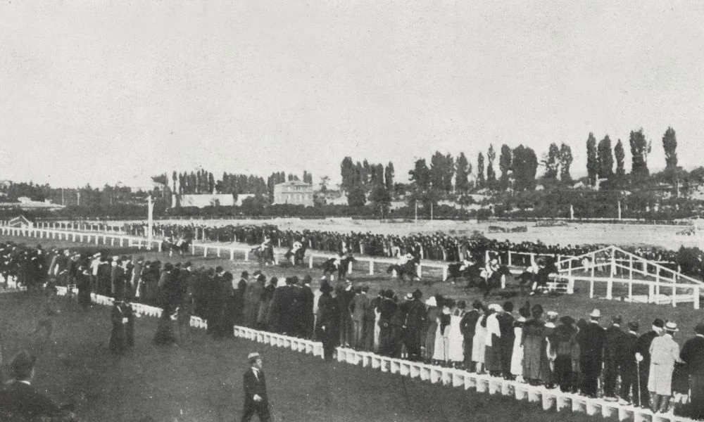 Carrera de caballos en el Hipódromo de la Castellana.
