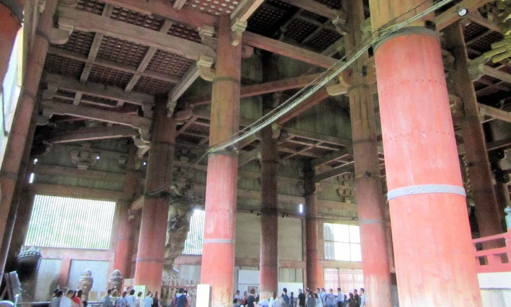 Interior de la estructura de madera más grande del mundo.