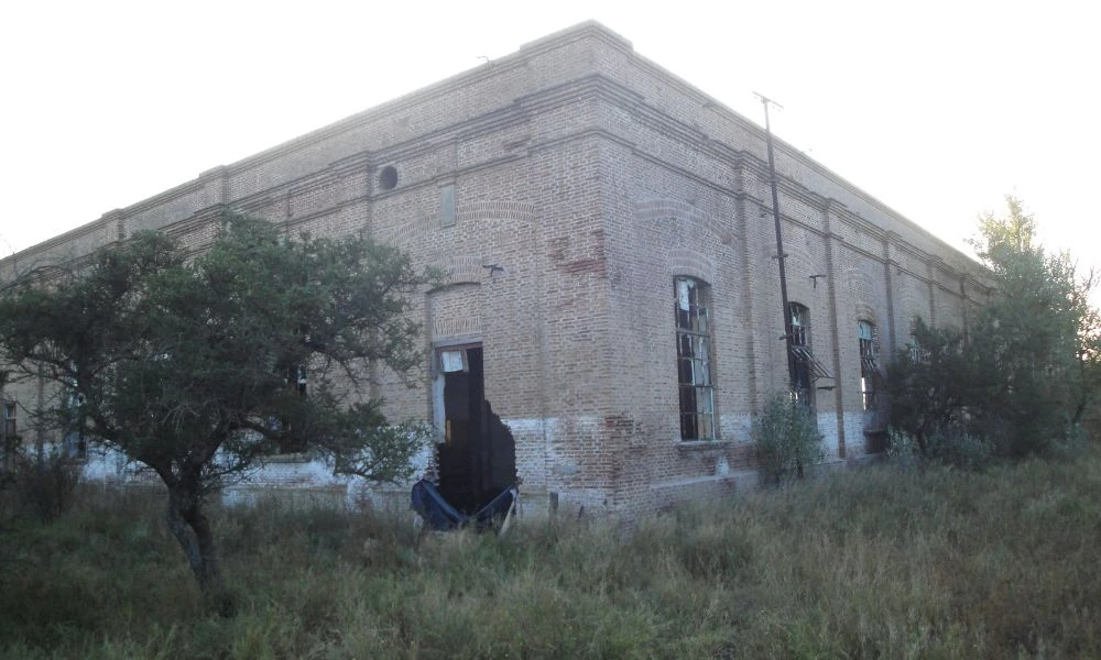 Galpón que sobrevive en el pueblo más pequeño de La Pampa.