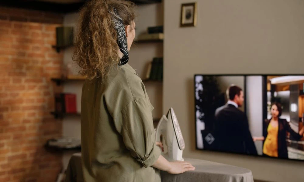 Mujer disfruta de películas de comedia en Netflix.