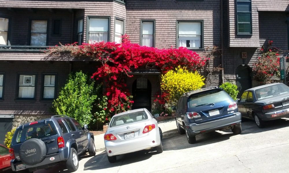 Autos en Lombard Street.