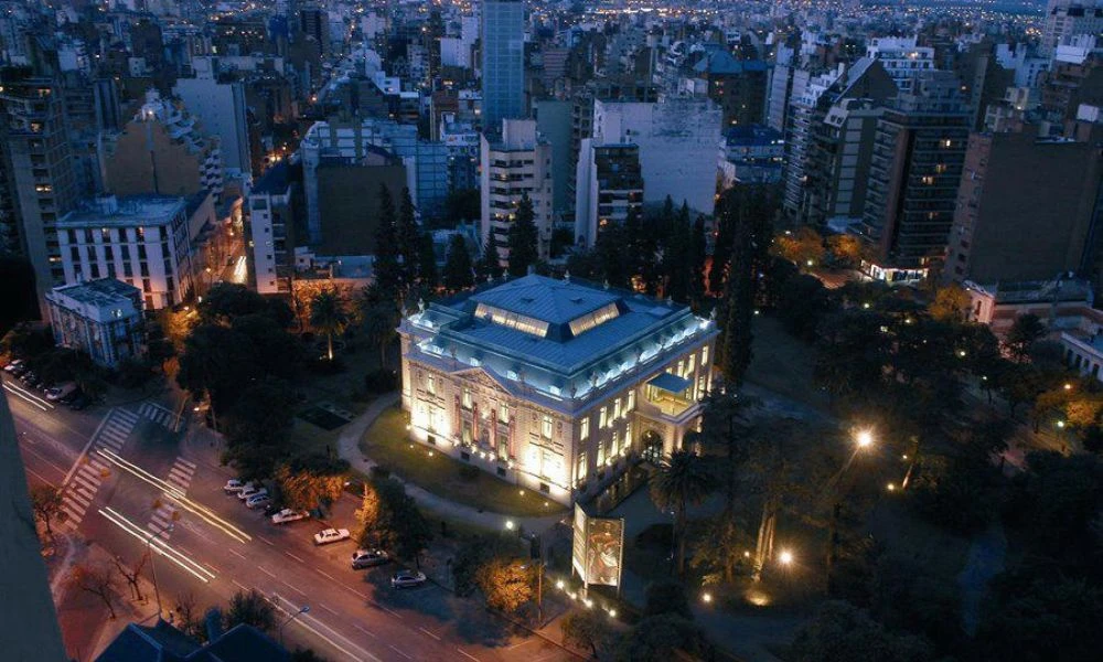 El Palacio Ferreyra de noche.