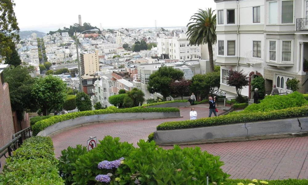 Turistas en Lombard Street.