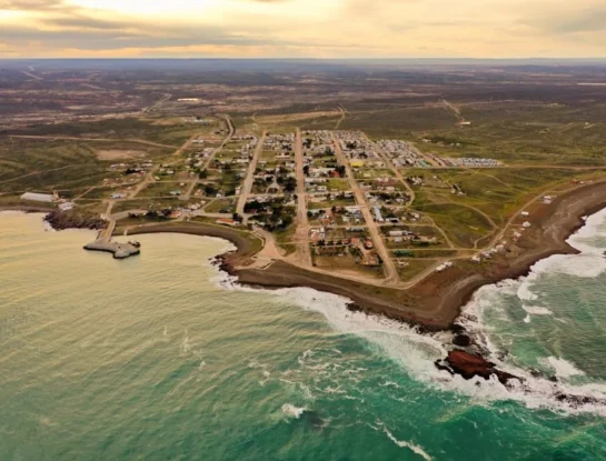 Camarones, el pintoresco pueblo de Chubut que sorprende con su historia y sus paisajes patagónicos