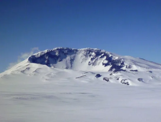 ¿Cuánto mide el volcán más alto de la Antártida y por qué nadie lo visitó hasta 1990?
