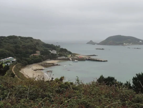 Bicicletas y autos, prohibidos: así es la vida en la diminuta isla europea de Herm, donde conviven 60 vecinos