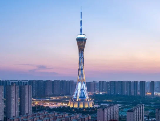 Zhongyuan Tower: la torre futurista de China que fue la más alta del mundo y aún sorprende con sus 388 metros de altura