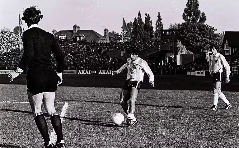 Irlanda: el sorprendente mural en honor a Maradona que recuerda su paso por esas tierras