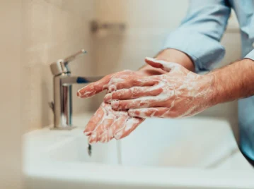 Qué significa lavarse muy seguido las manos, según la psicología