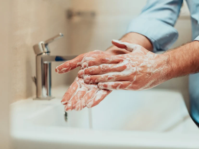 Qué significa lavarse muy seguido las manos, según la psicología
