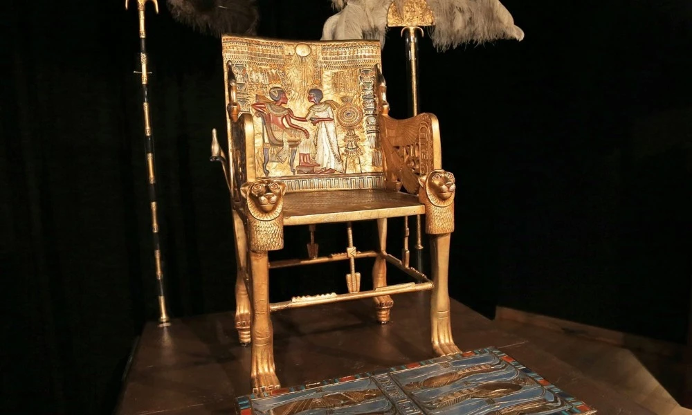 Trono de oro de la tumba de Tutankamón