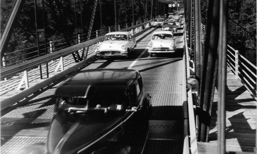 Foto antigua del puente Walnut Street.