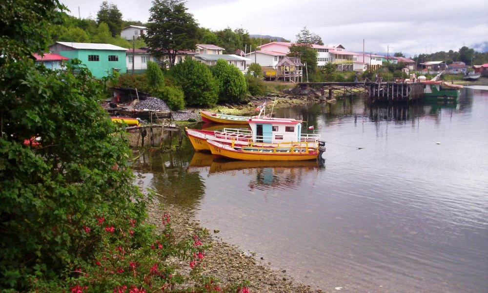 Barcos en Puerto Edén.