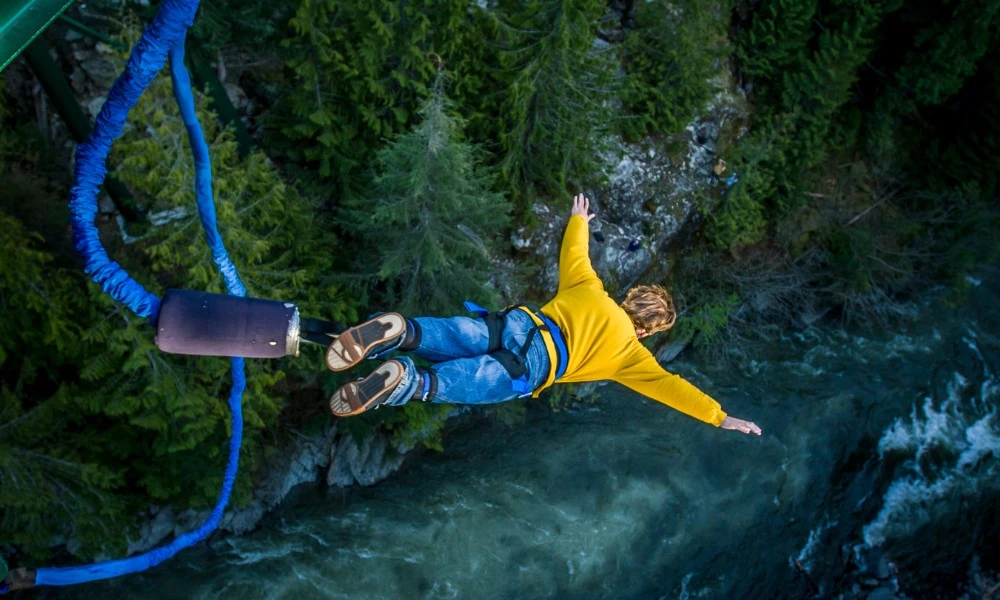 Puenting: qué es este deporte extremo y por qué depende (literalmente) de una cuerda