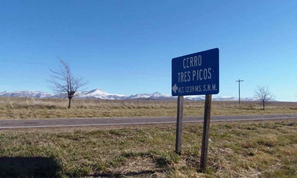 Cartel del Cerro Tres Picos.
